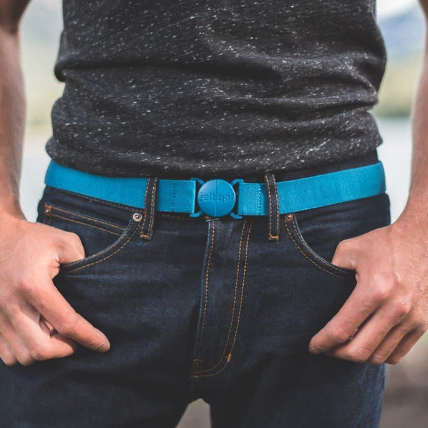 Man wearing River Turquoise Jelt elastic belt with jeans and dark grey t-shirt