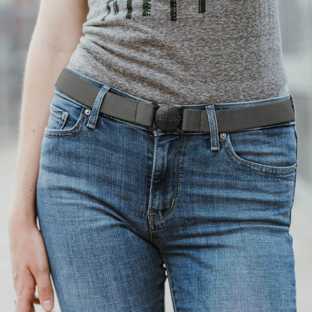 Woman wearing steel grey Jelt elastic belt with jeans and grey shirt.